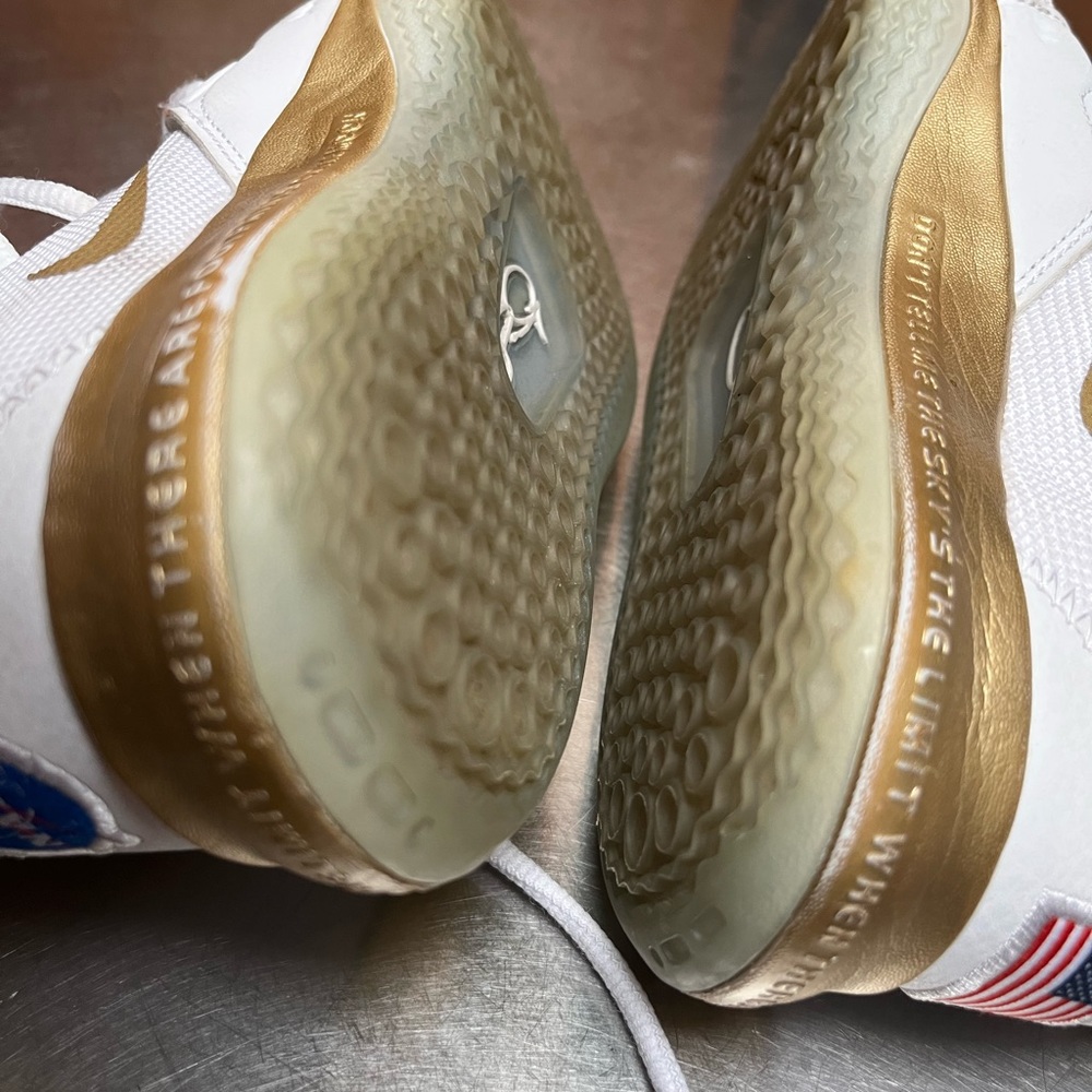 Nike PG 3
NASA White size 5y